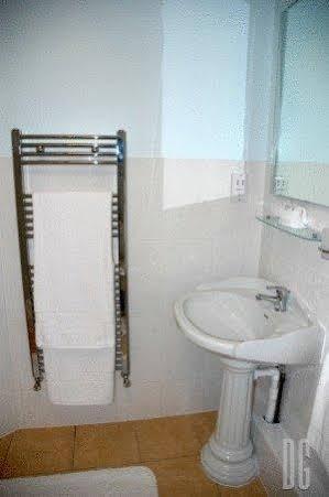 White Gates Hotel Binfield Bagian luar foto