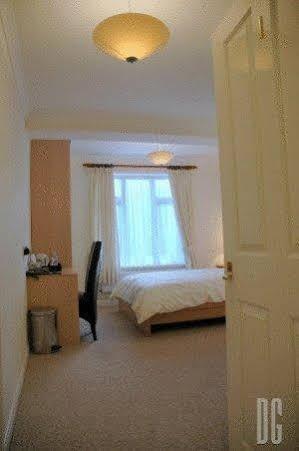 White Gates Hotel Binfield Bagian luar foto