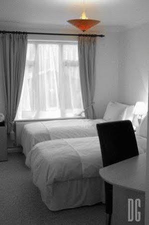 White Gates Hotel Binfield Bagian luar foto