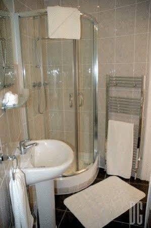 White Gates Hotel Binfield Bagian luar foto