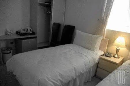 White Gates Hotel Binfield Bagian luar foto